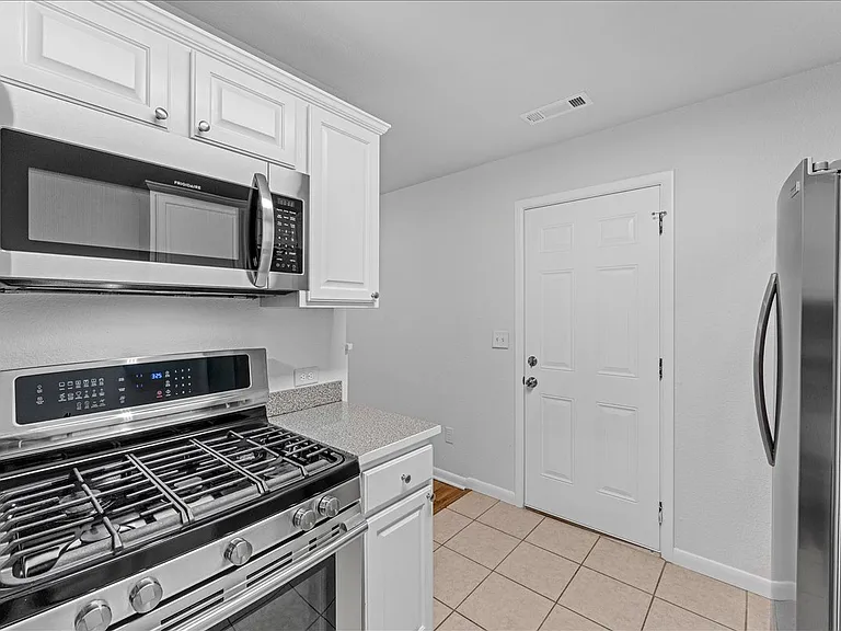 1666 Oakland Ave — Photo 5