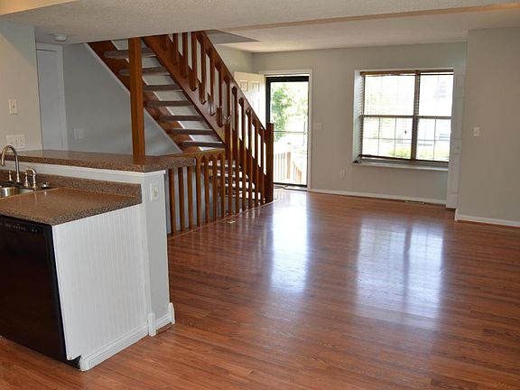 5th image of 5043 Stoneybrook Blvd