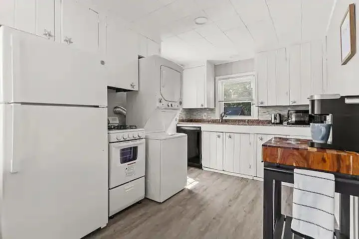 2 bed, 600 sqft, $2,600 — Photo 3