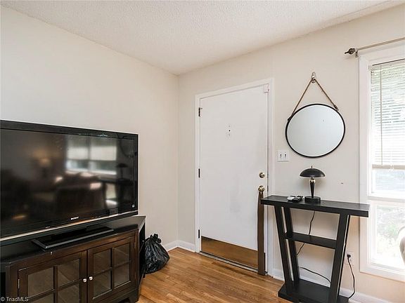 2nd image of 3203 Bernard St