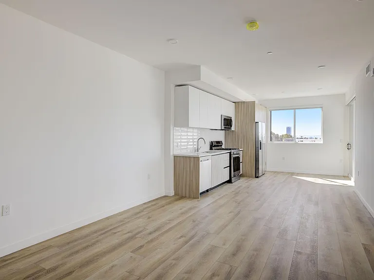 Fairfax Apartments — Photo 32