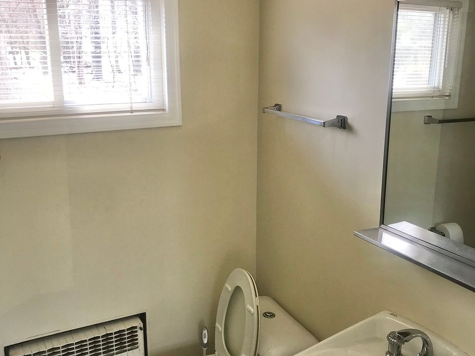 Bathroom with ceiling heat lamp