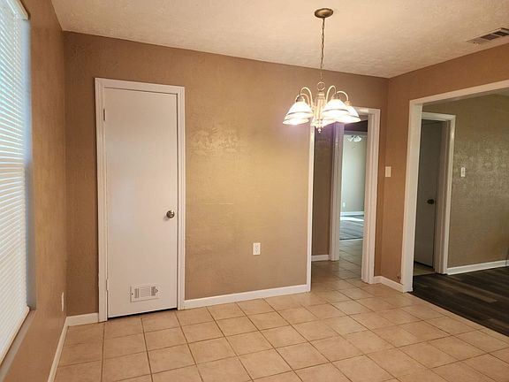 3rd image of 404 Camellia Ave