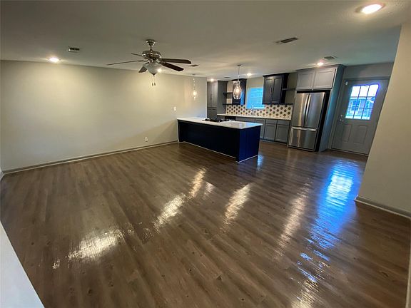5th image of 1004 Holiday Dr