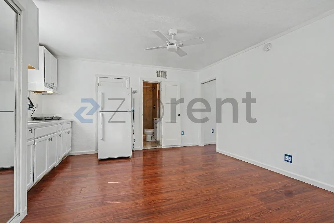 1 bed, 350 sqft, $2,325 — Photo 3