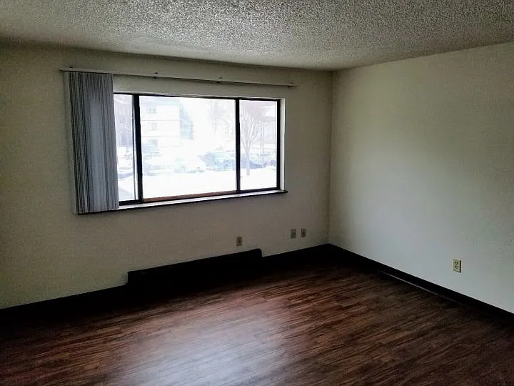 3 bed, 1.0 bath, $1,195 — Photo 2