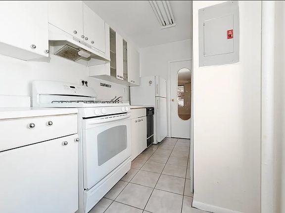 4th image of 357 W 54th St APT 43