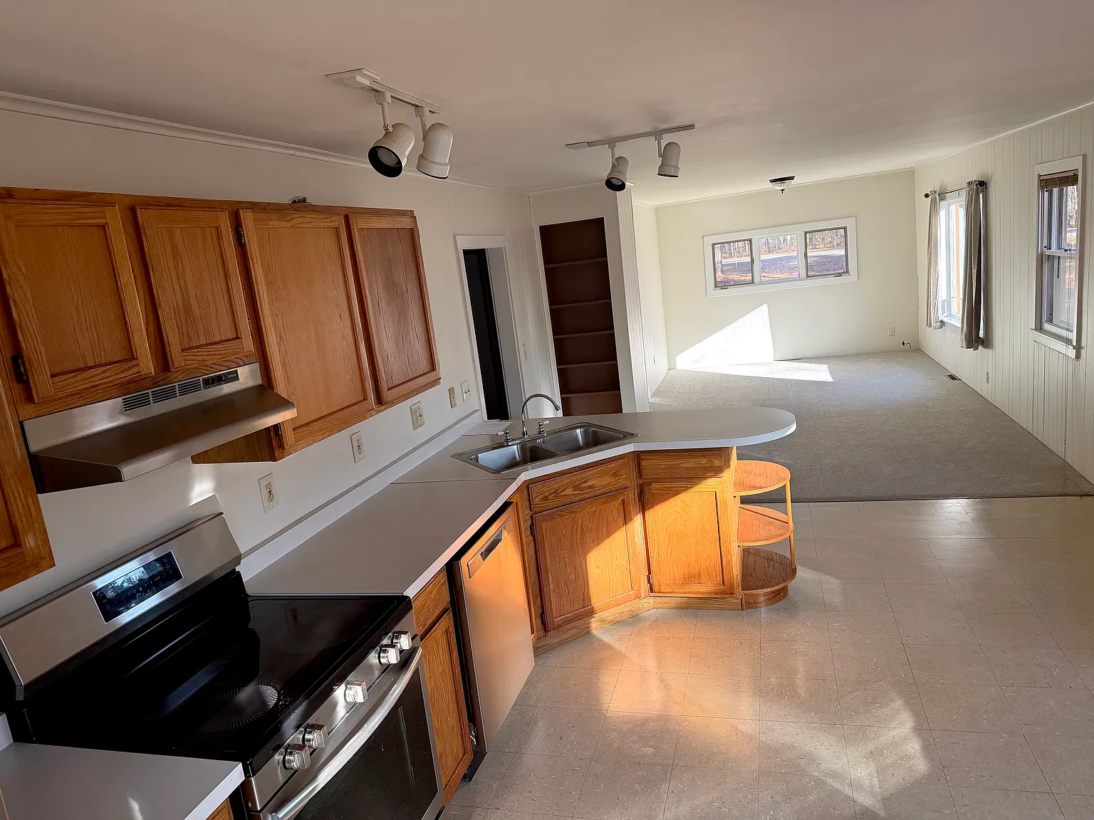 2 bed, 936 sqft, $1,350 — Photo 3