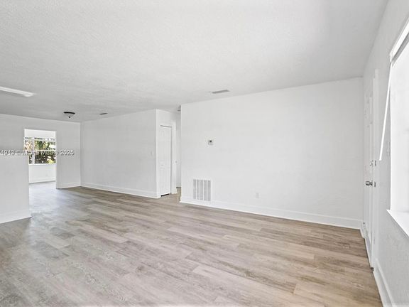 3rd image of 5112 La Salle St #A