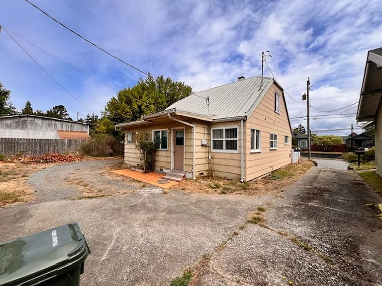 1438 Sherman Ave — Photo 2