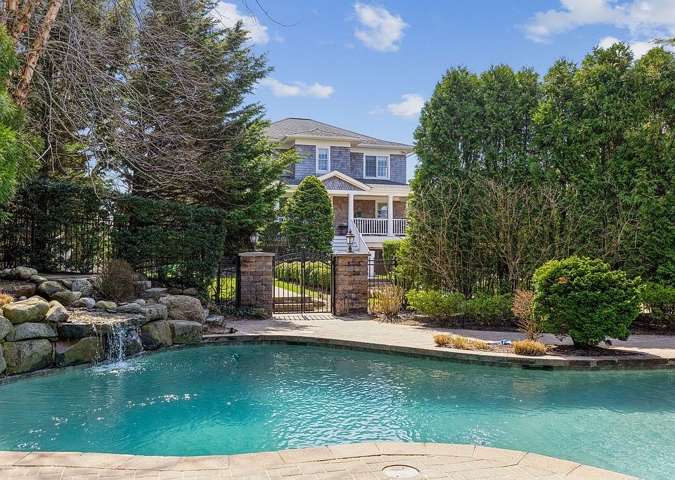 1st image of 18 Cedar Dr