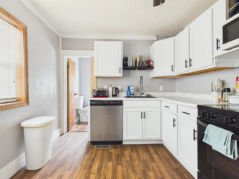 323 Jackson St — Photo 17