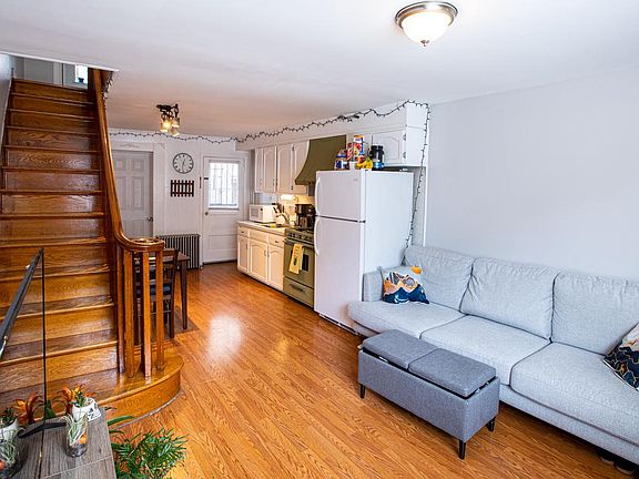 5th image of 921 Ernst St