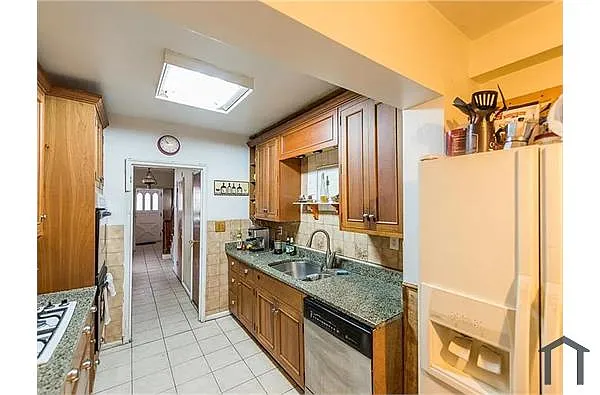 Building Photo - 2400 Bronx Park E #3B