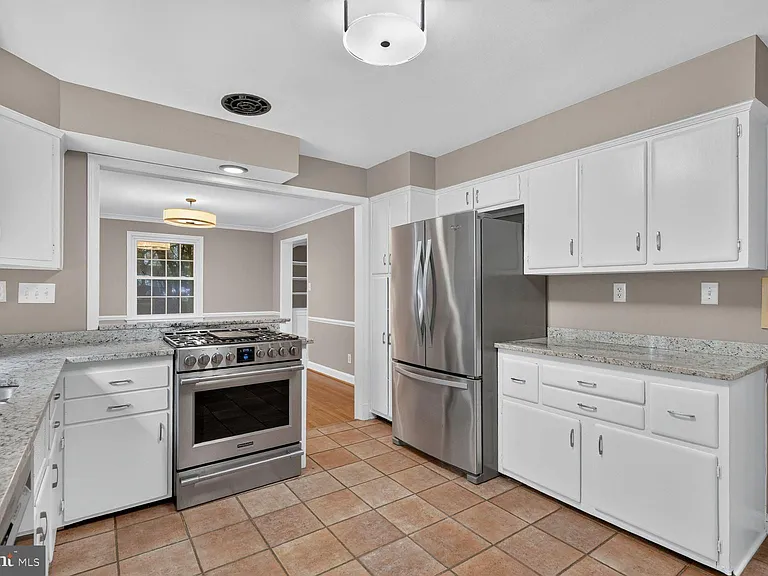7215 Rollingwood Dr — Photo 10