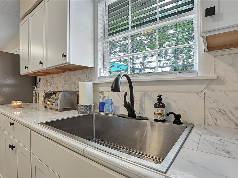 720 Dixon St — Photo 17