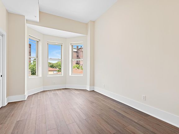 5th image of 300 Clerk St #1-6