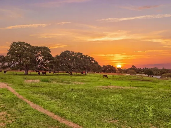 43 Rice Rd, Yoakum, TX 77995