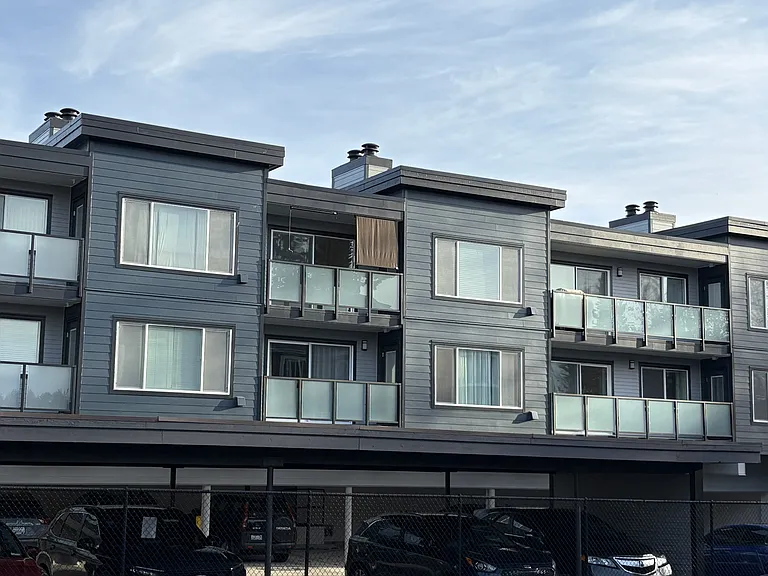 West facing top floor unit lets in tons of light!