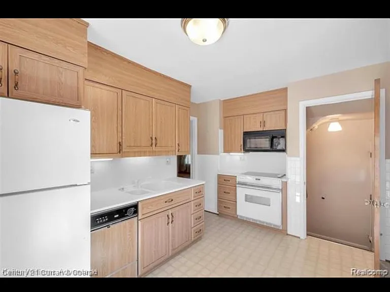 18535 Audette St — Photo 6