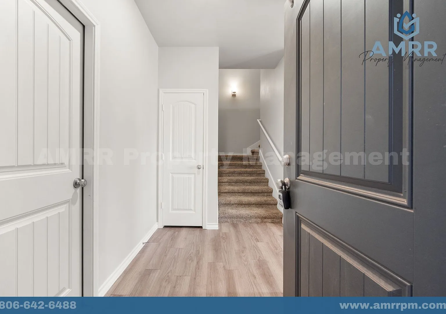 Charming 3-Bedroom Townhome Your Dream Home Awaits! — Photo 3
