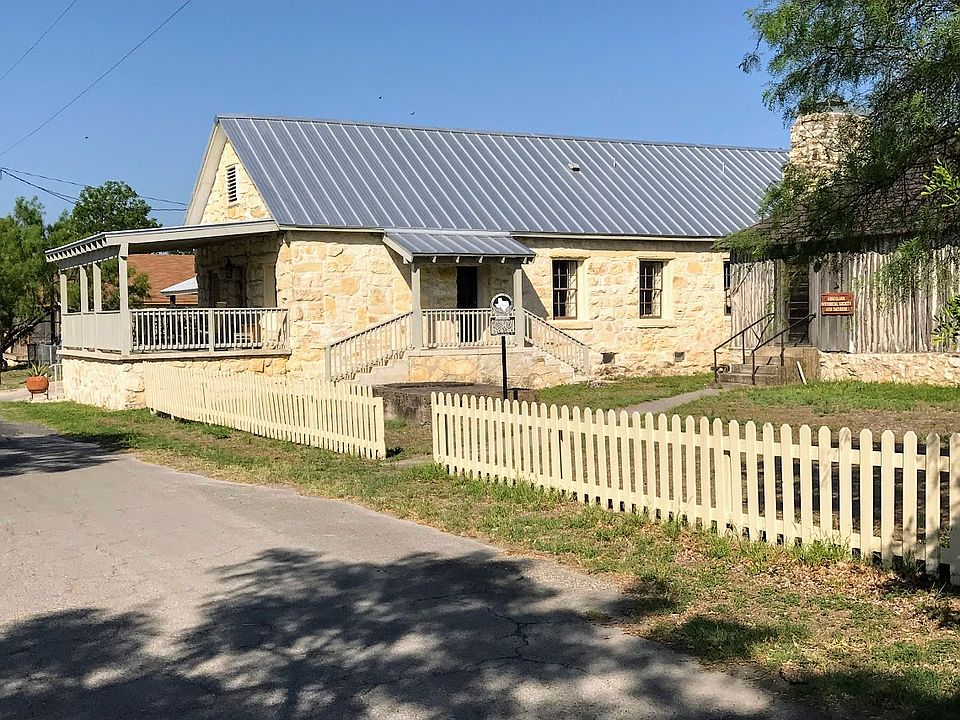 House with Palisado Building