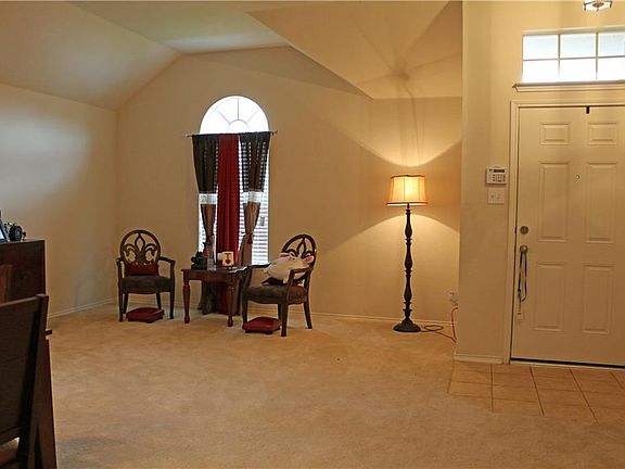 4th image of 211 Clydesdale St
