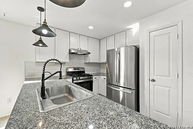 4 bed, 2.5 bath, 1955 sqft, $1,850 — Photo 3