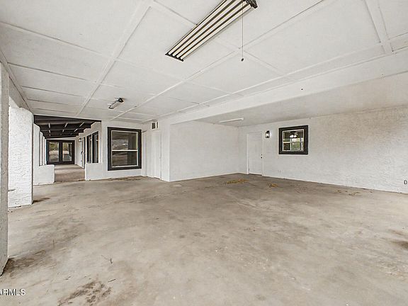 5th image of 1065 W WHITELEY Street