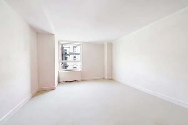 1049 5th Avenue — Photo 3