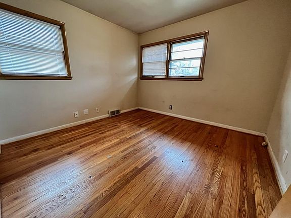 5th image of 22150 Firwood Ave