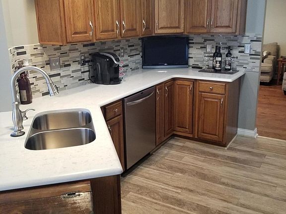 5th image of 253 E Woodlake Cir