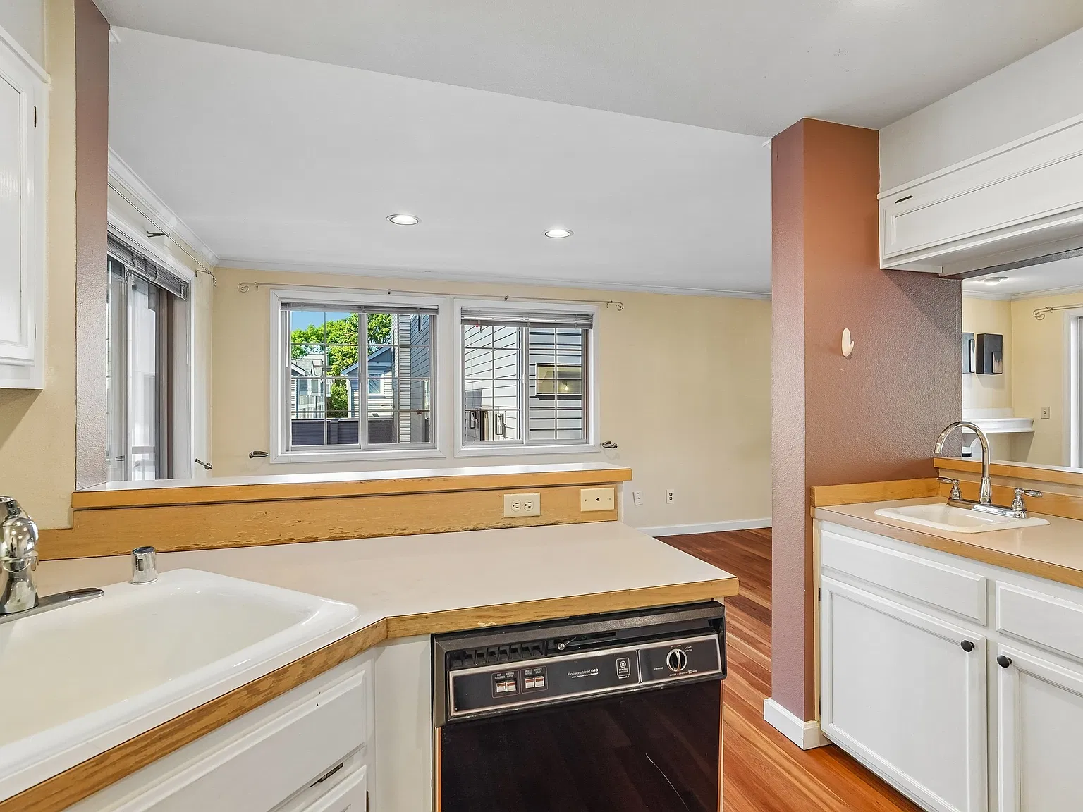 2 bed, 993 sqft, $3,190 — Photo 4