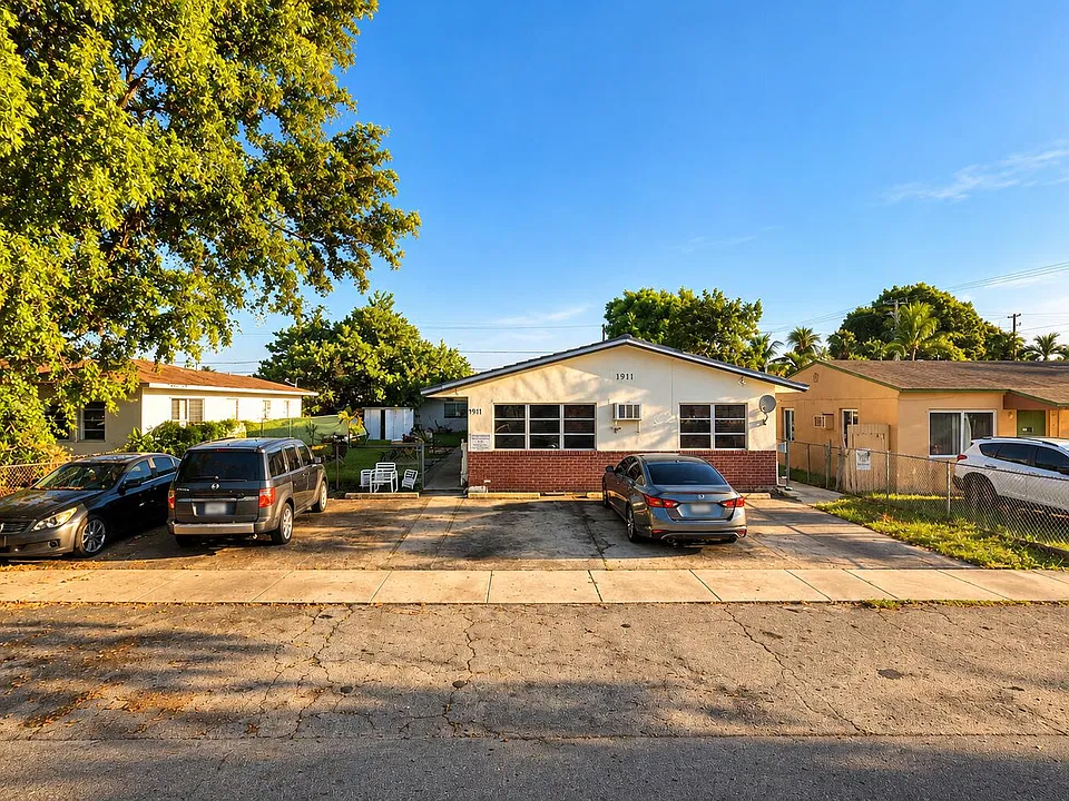 1911 Roosevelt St