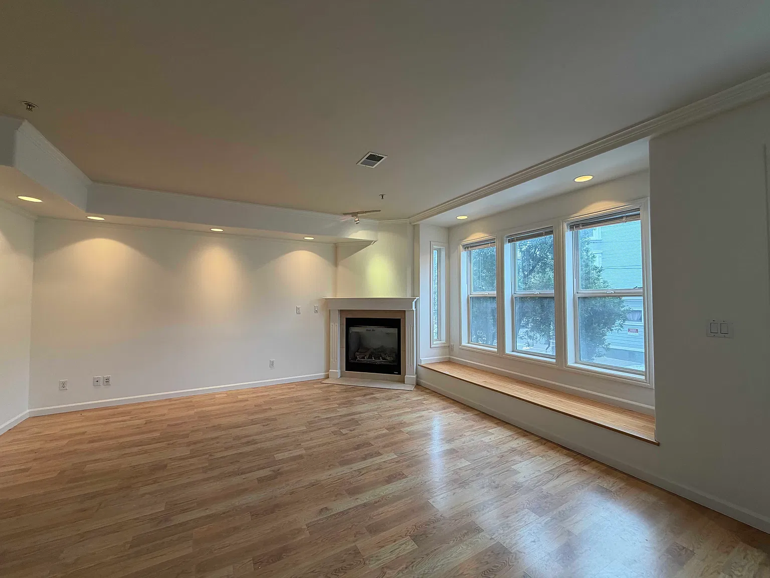 3 bed, 2.0 bath, 1341 sqft, $7,500 — Photo 3