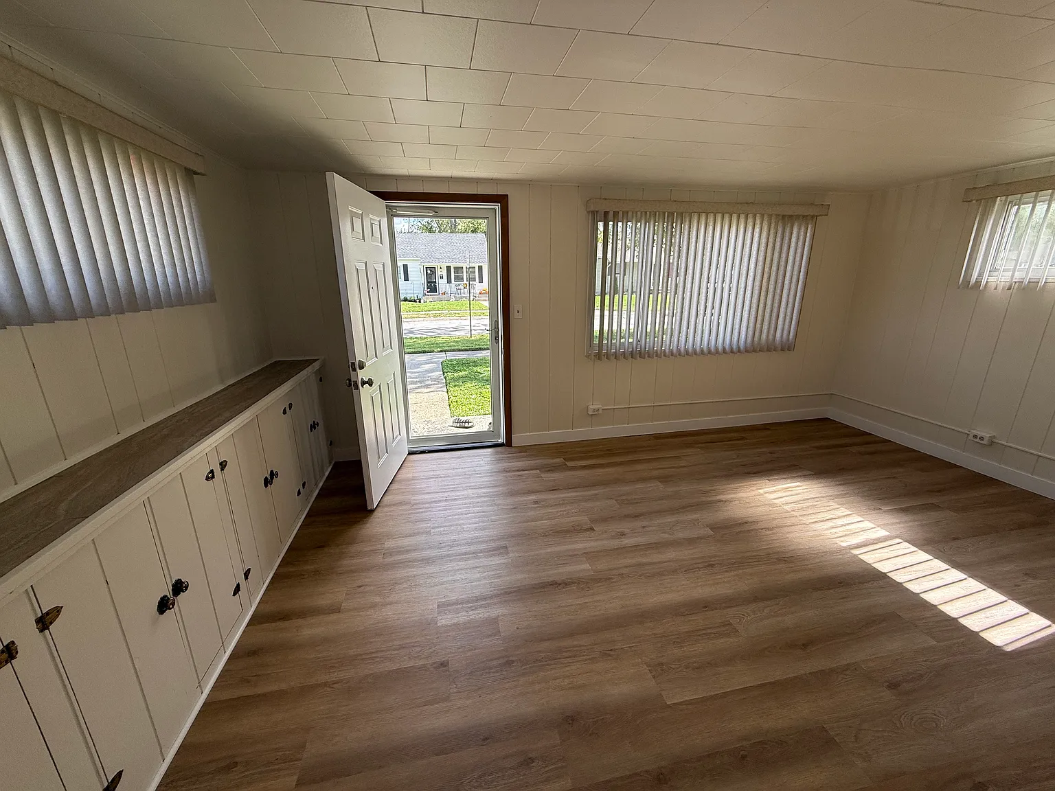 3 bed, 1041 sqft, $1,950 — Photo 3