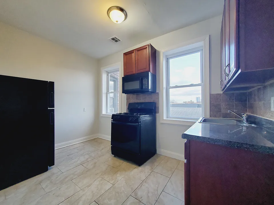 162 Bergen Ave #4