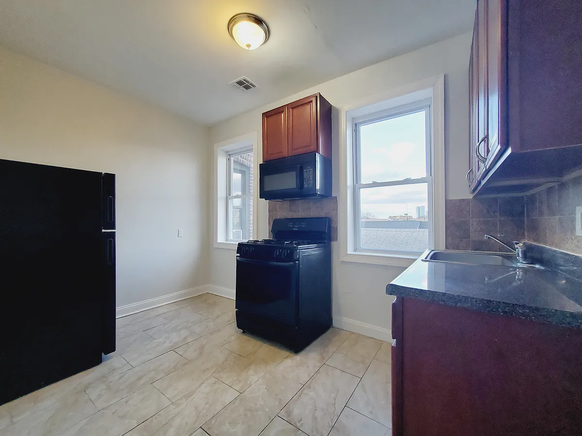 Photo 1 of 4 - 162 Bergen Ave #4 - Jersey City, NJ Primary Photo - 162 Bergen Ave #4