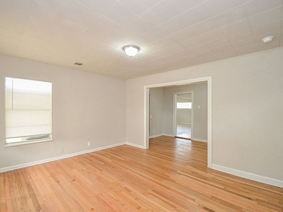 4th image of 217 Owens St