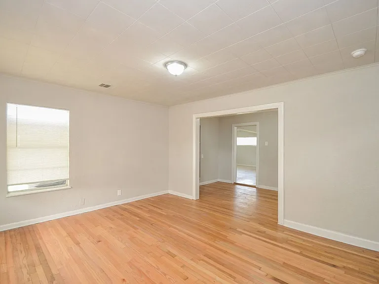 217 Owens St — Photo 4