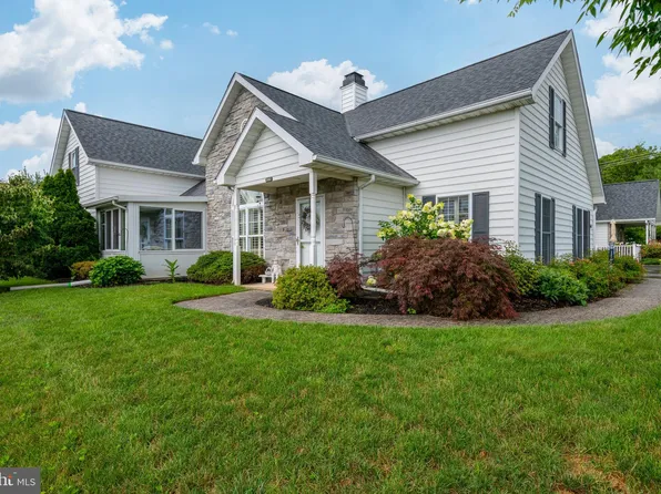 2102 Bayberry Ln, York, PA 17403