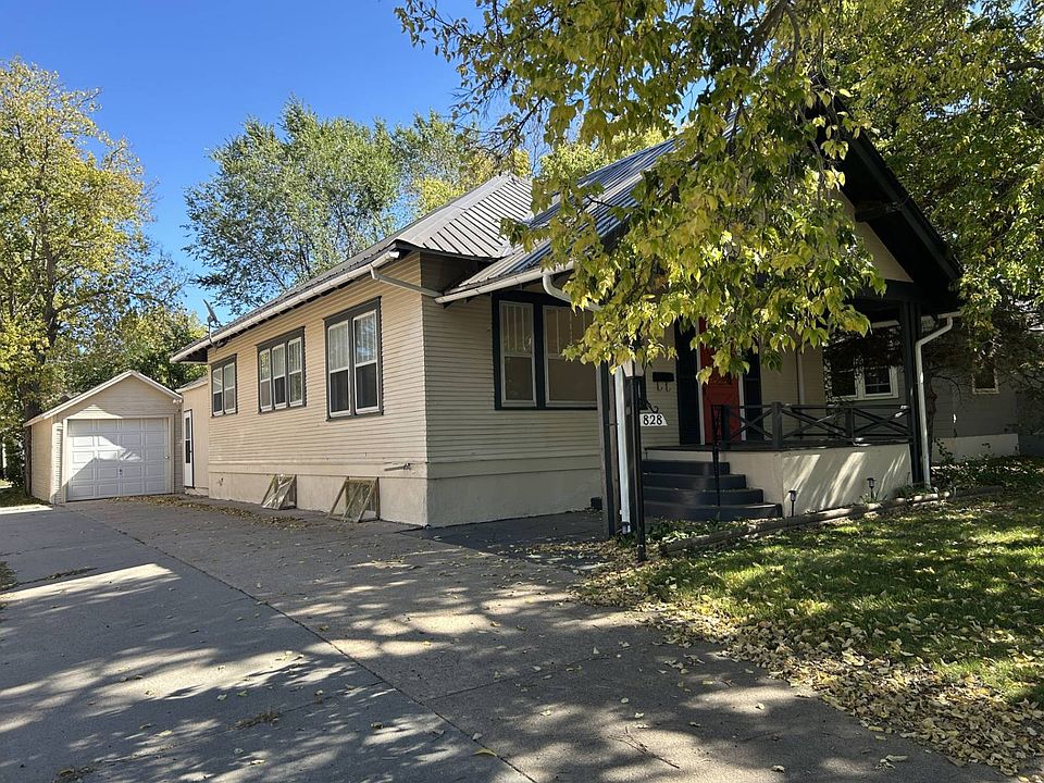 2nd image of 828 Chadron Ave