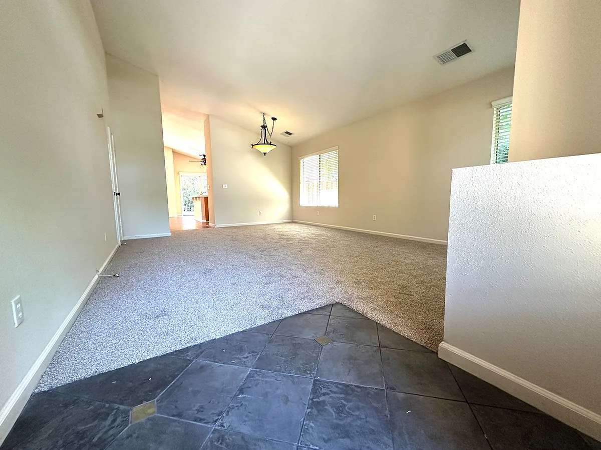 Building Photo - 432 Apple Hill Dr