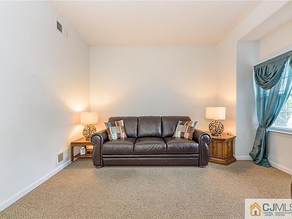 4th image of 12 Milton Dr
