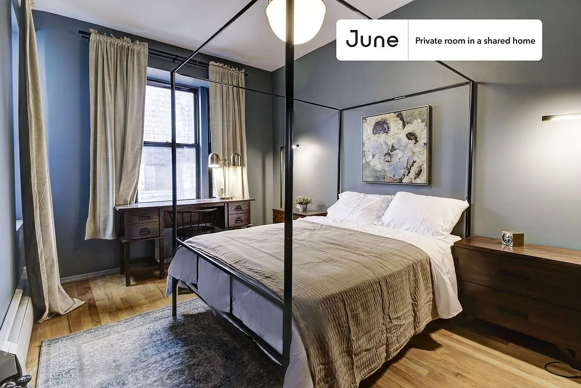 Queen bedroom in 4 bed/1 bath home in Hamilton Heights #165 B — Photo 1