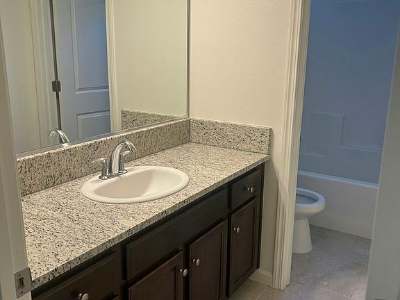 5th image of 933 Winchell Way W