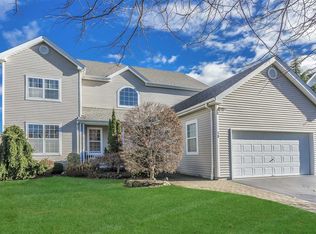 18 Lyndon Pl, Melville, NY 11747