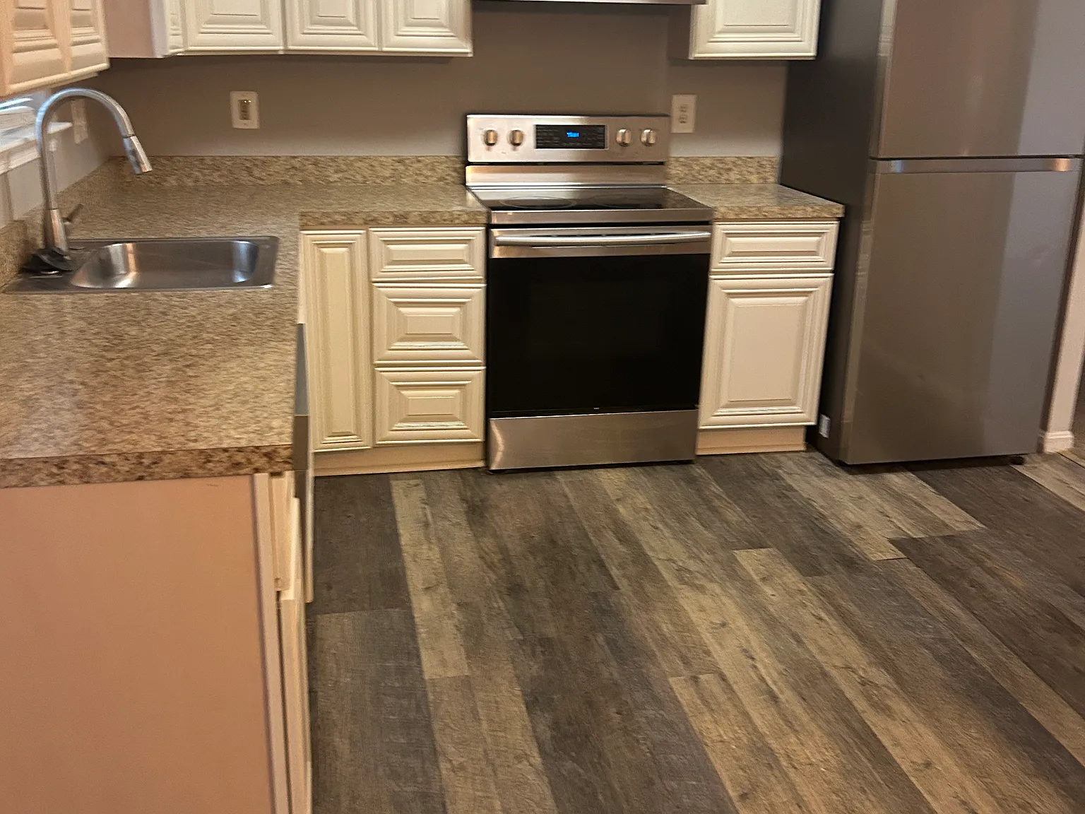 3 bed, 820 sqft, $3,300 — Photo 4