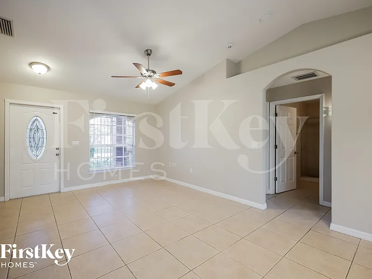652 Keller St E — Photo 3