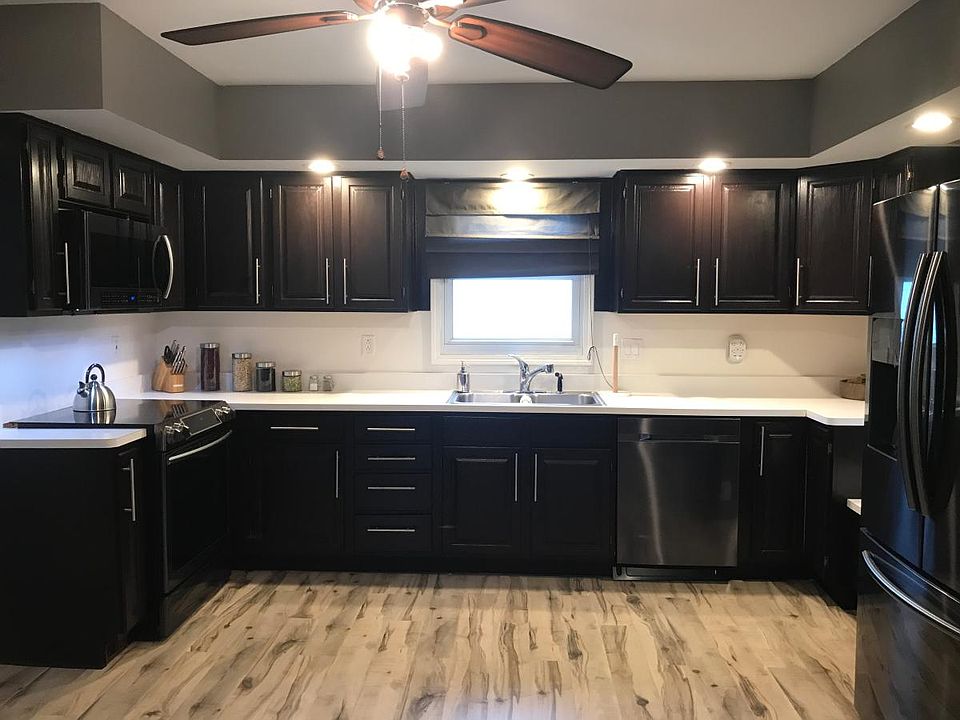Newly remodeled eat-in kitchen